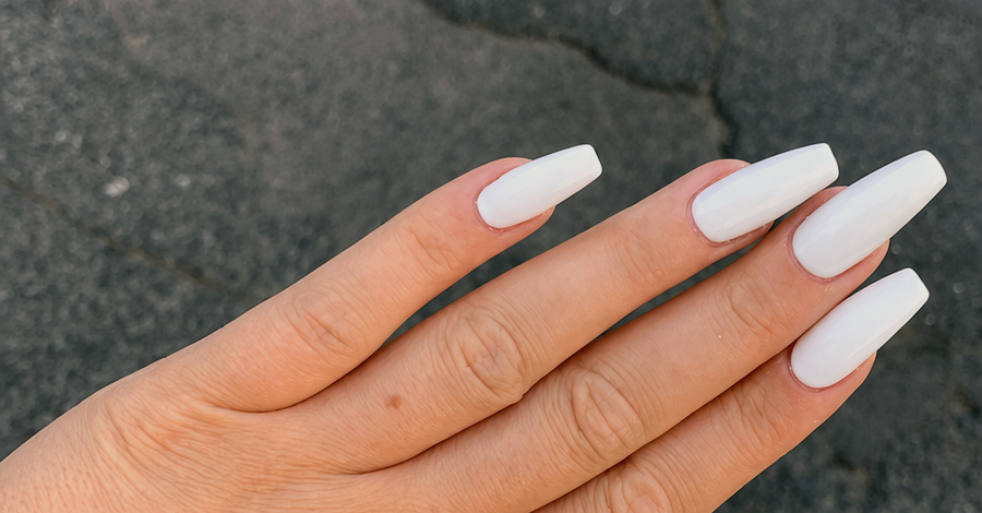 Offizielle weisse Nails aus dem Elly Nails Studio Sachsenhausen