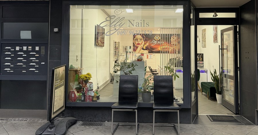 Eingang vom Elly Nails Studio in der Elisabethenstrasse