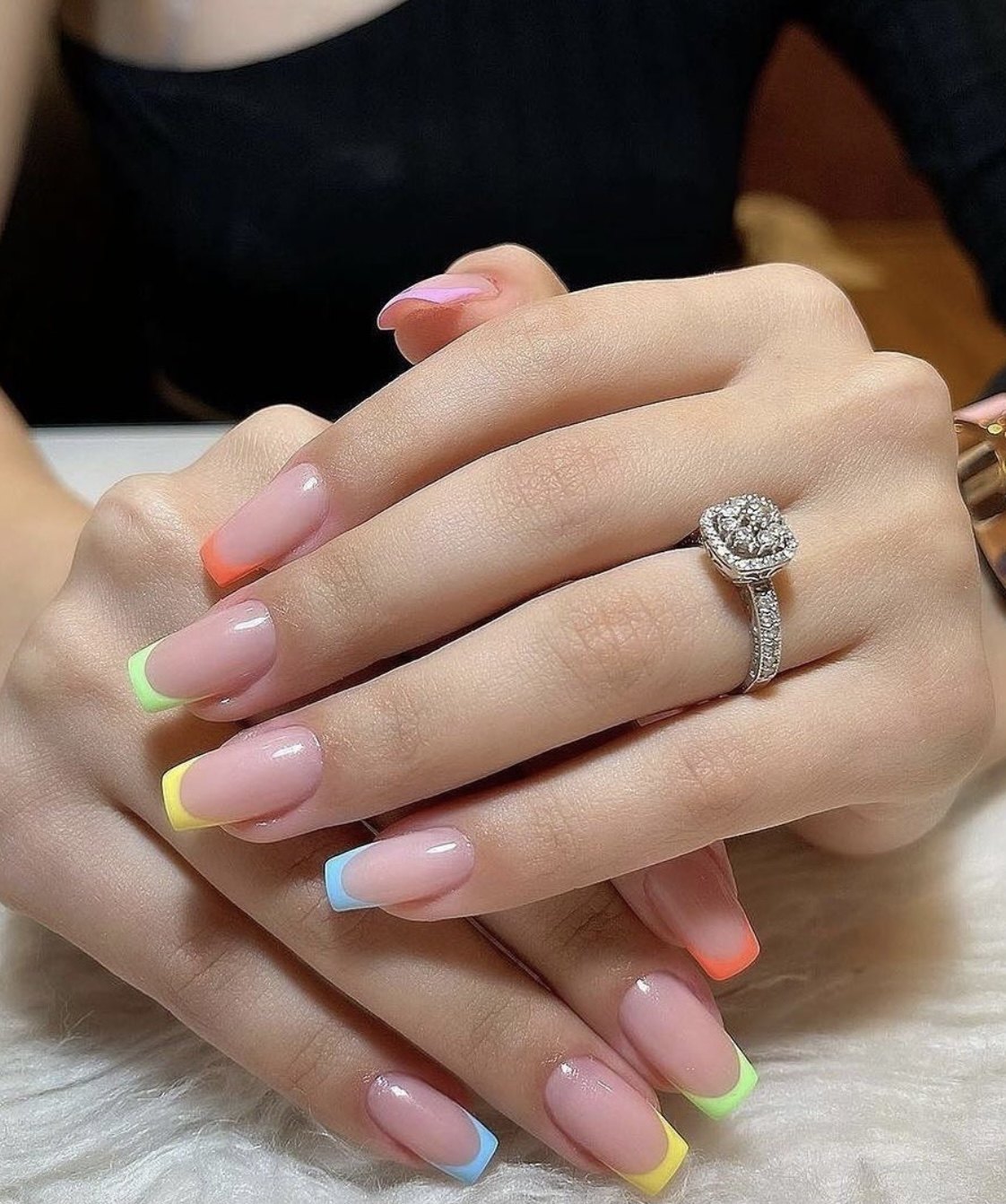 Bunte French Nails als Kundenarbeit von Elly Nails Sachsenhausen