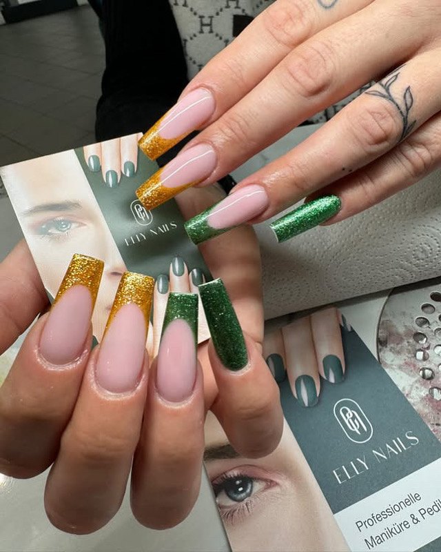 Nude Nails mit gruenem Gold Detail bei Elly Nails Sachsenhausen