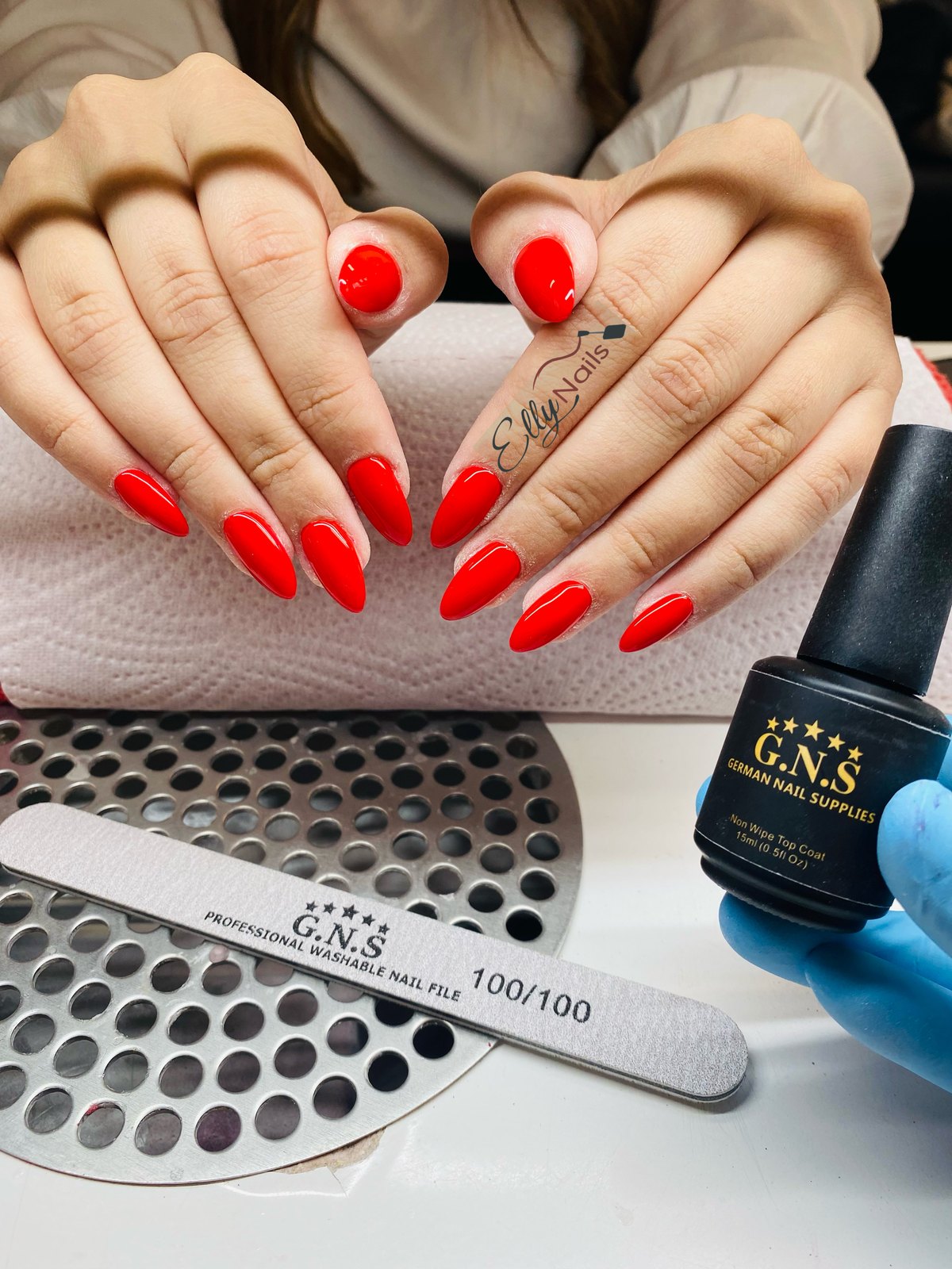 Rote Almond Nails als Kundenarbeit von Elly Nails Frankfurt