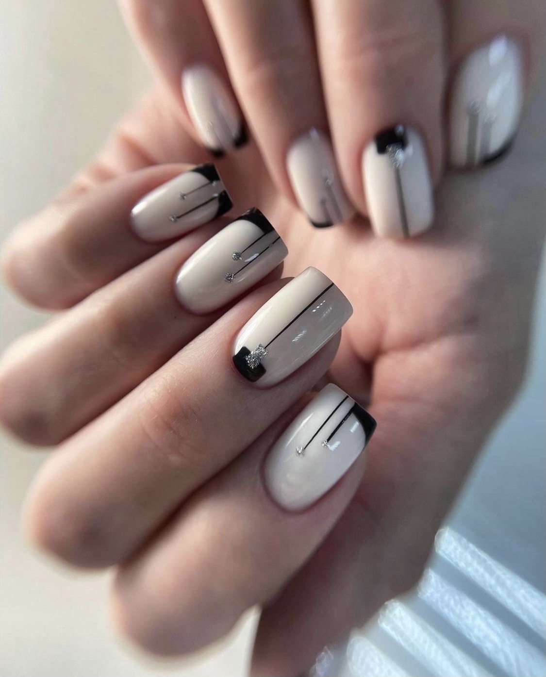 Graue Nail Art mit schwarzem Detail bei Elly Nails Sachsenhausen