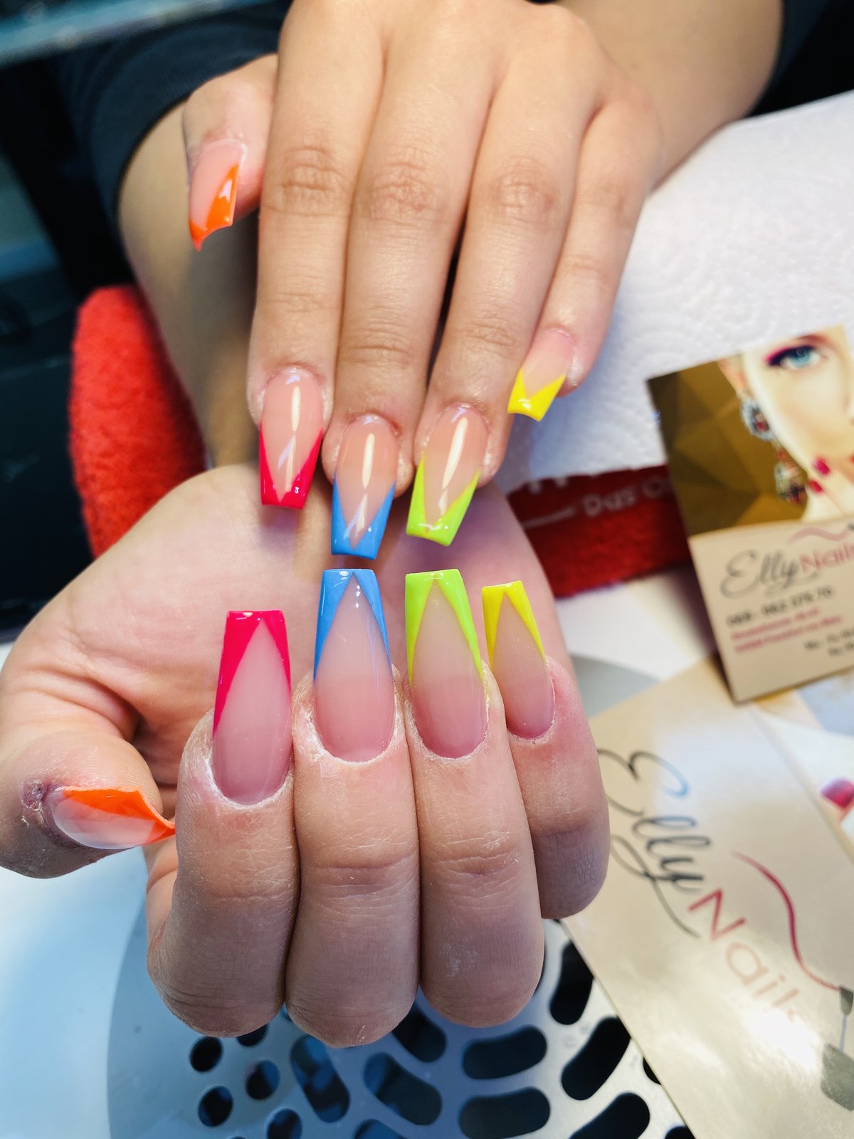 Colorful Nail Art als Kundenarbeit bei Elly Nails Frankfurt