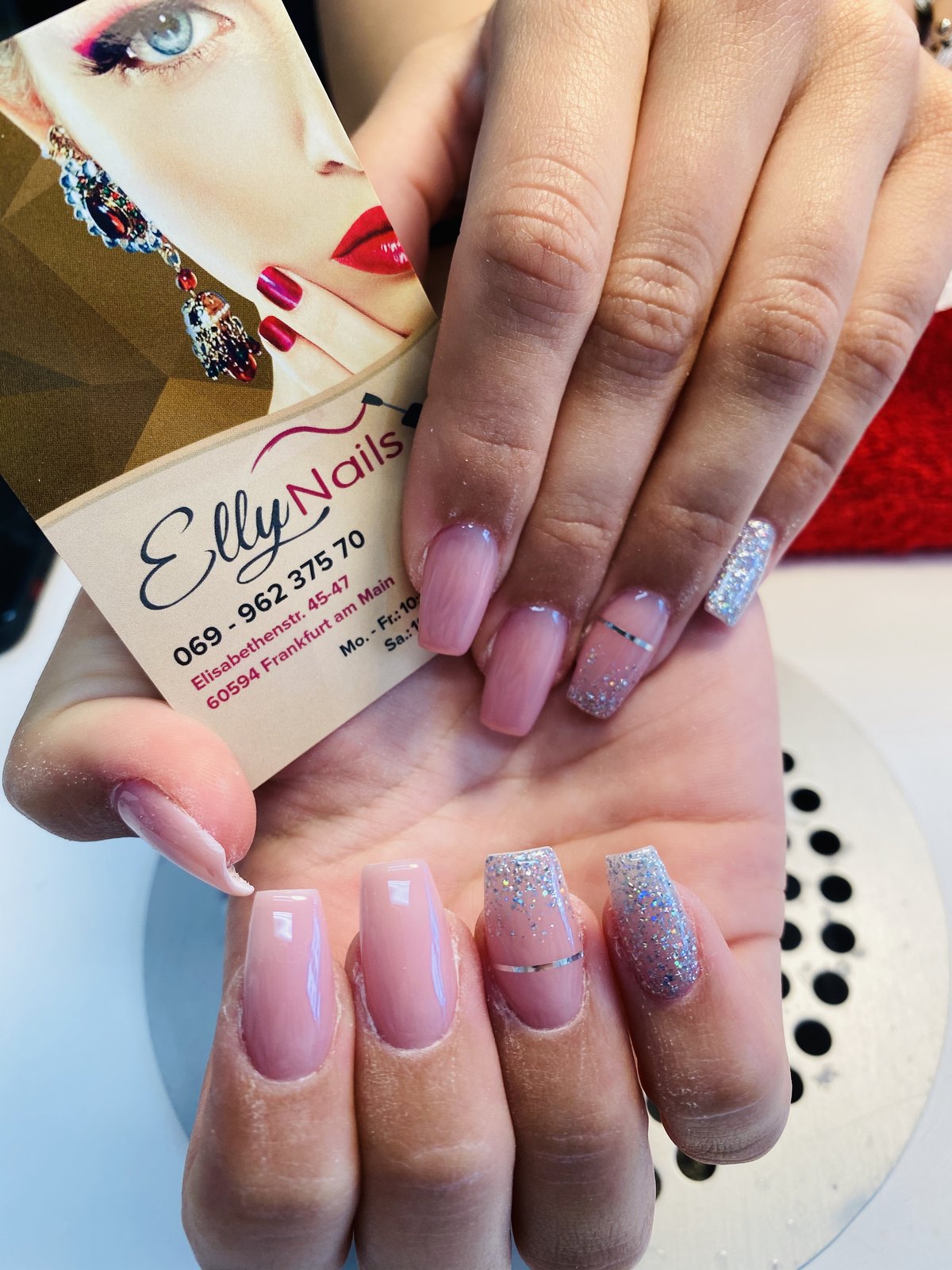 Nude Glitter Nails mit Elly Nails Studio Karte