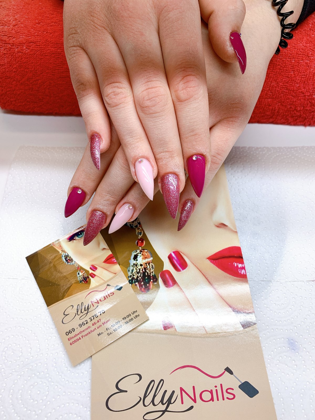 Pink Almond Nails als Kundenarbeit von Elly Nails Sachsenhausen