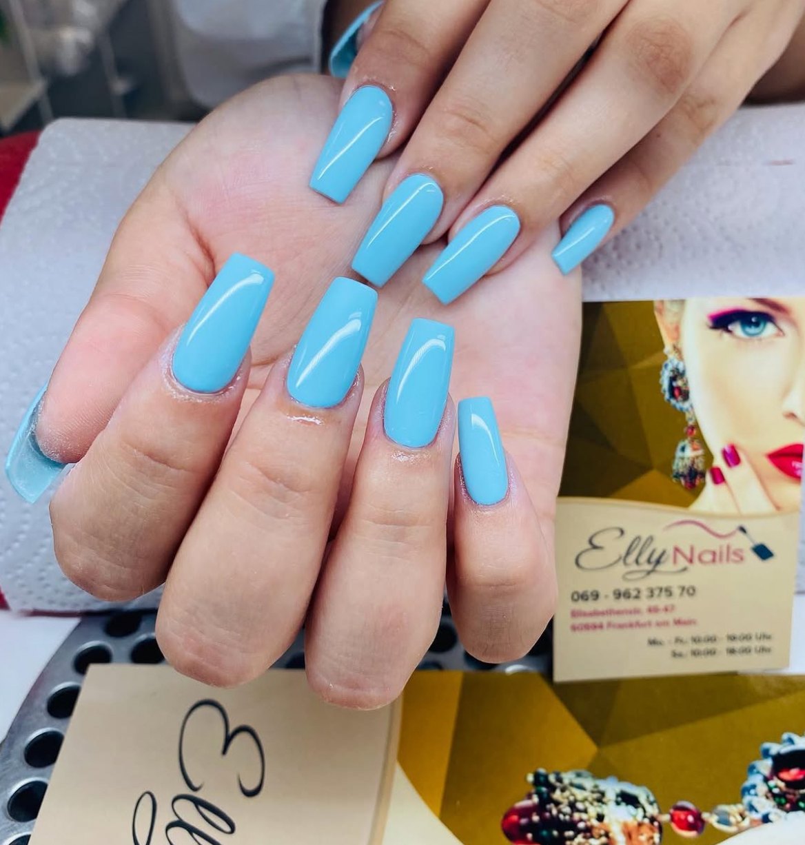 Blaue Nails als Kundenarbeit von Elly Nails Frankfurt